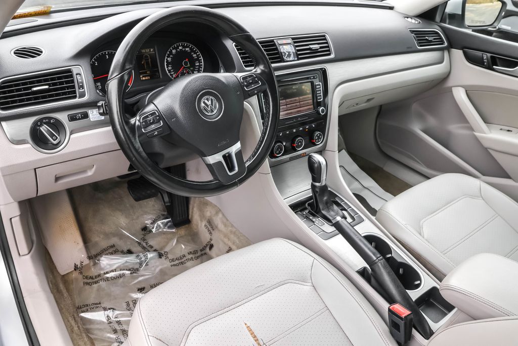 2015 Volkswagen Passat TDI SE photo 2