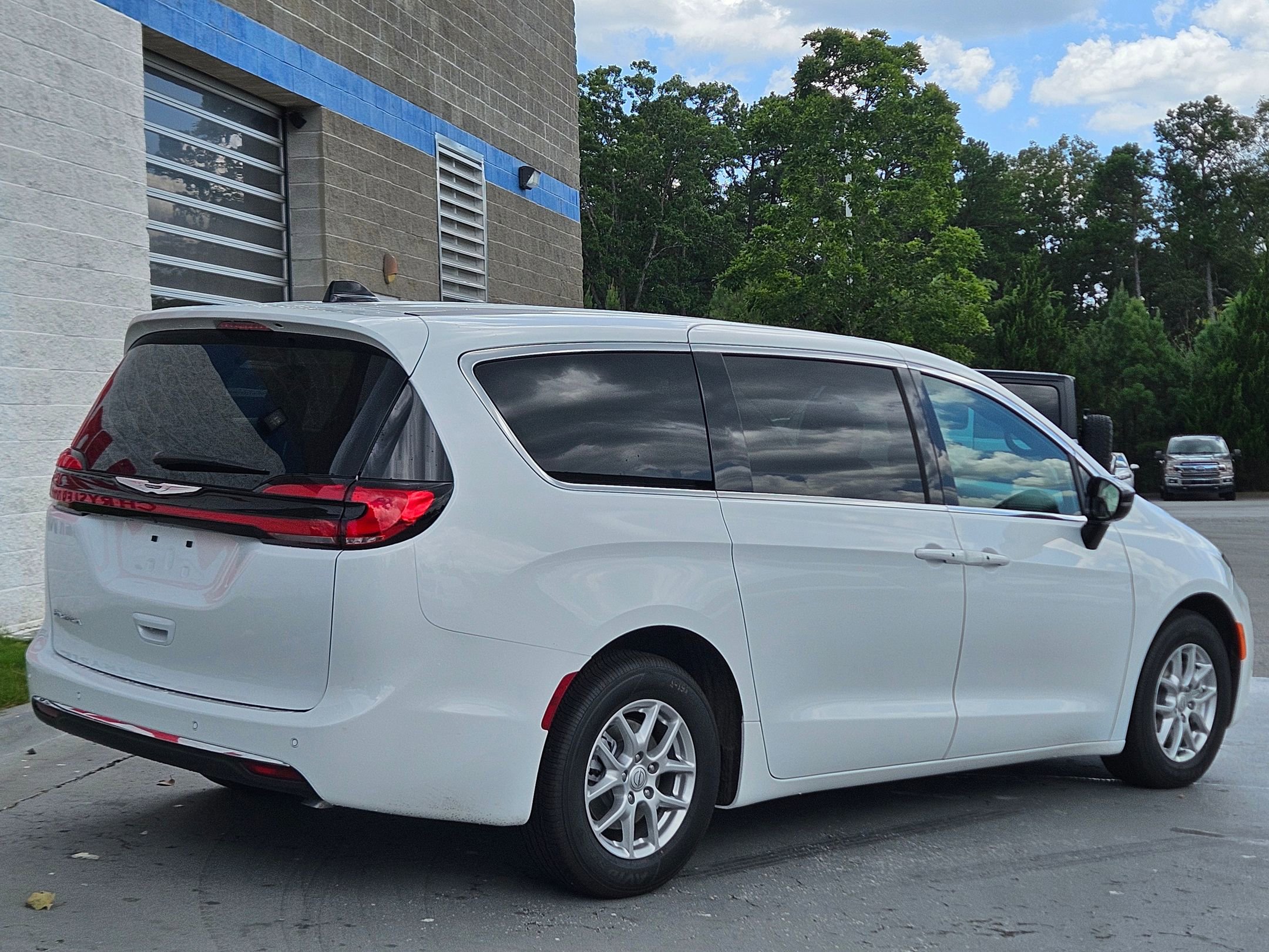 2025 Chrysler Pacifica photo 7