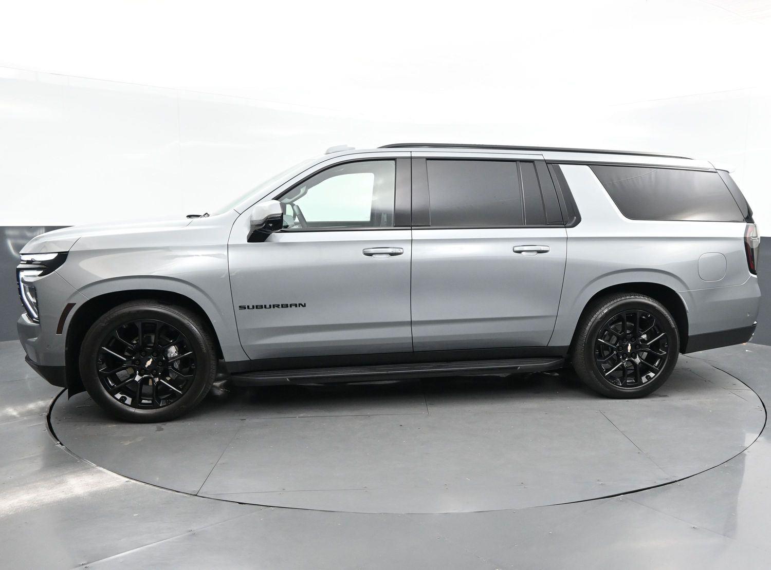 2025 Chevrolet Suburban RST photo 4