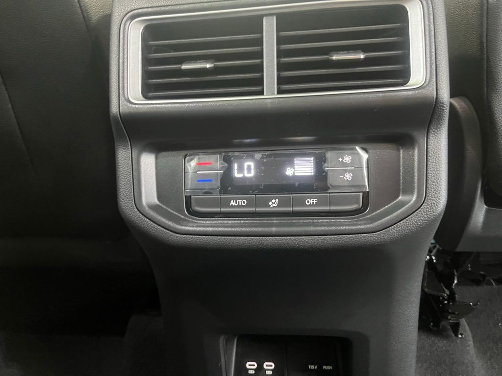 2025 Volkswagen Atlas SE Technology photo 25
