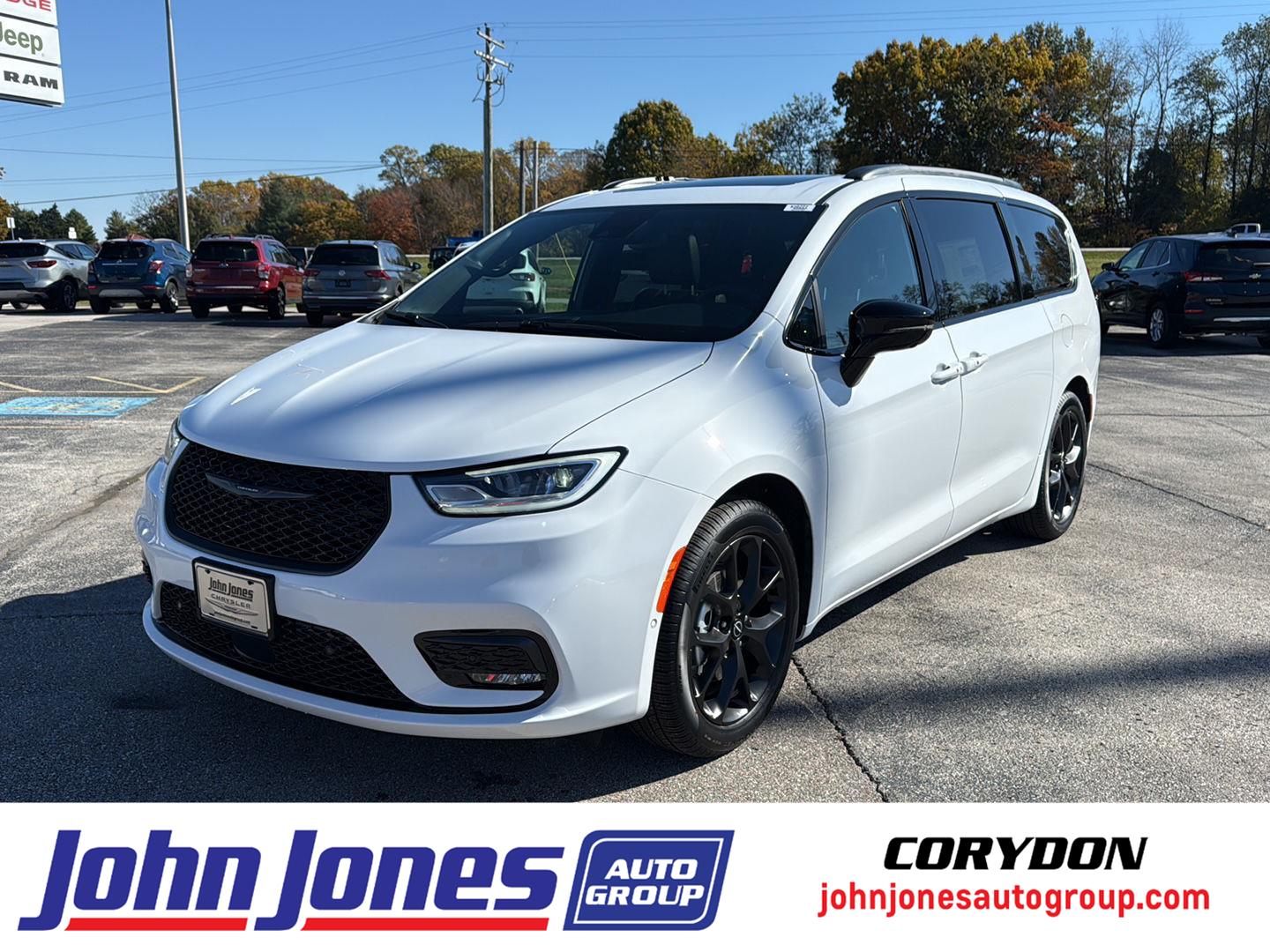 2026 Chrysler Pacifica Limited's photo