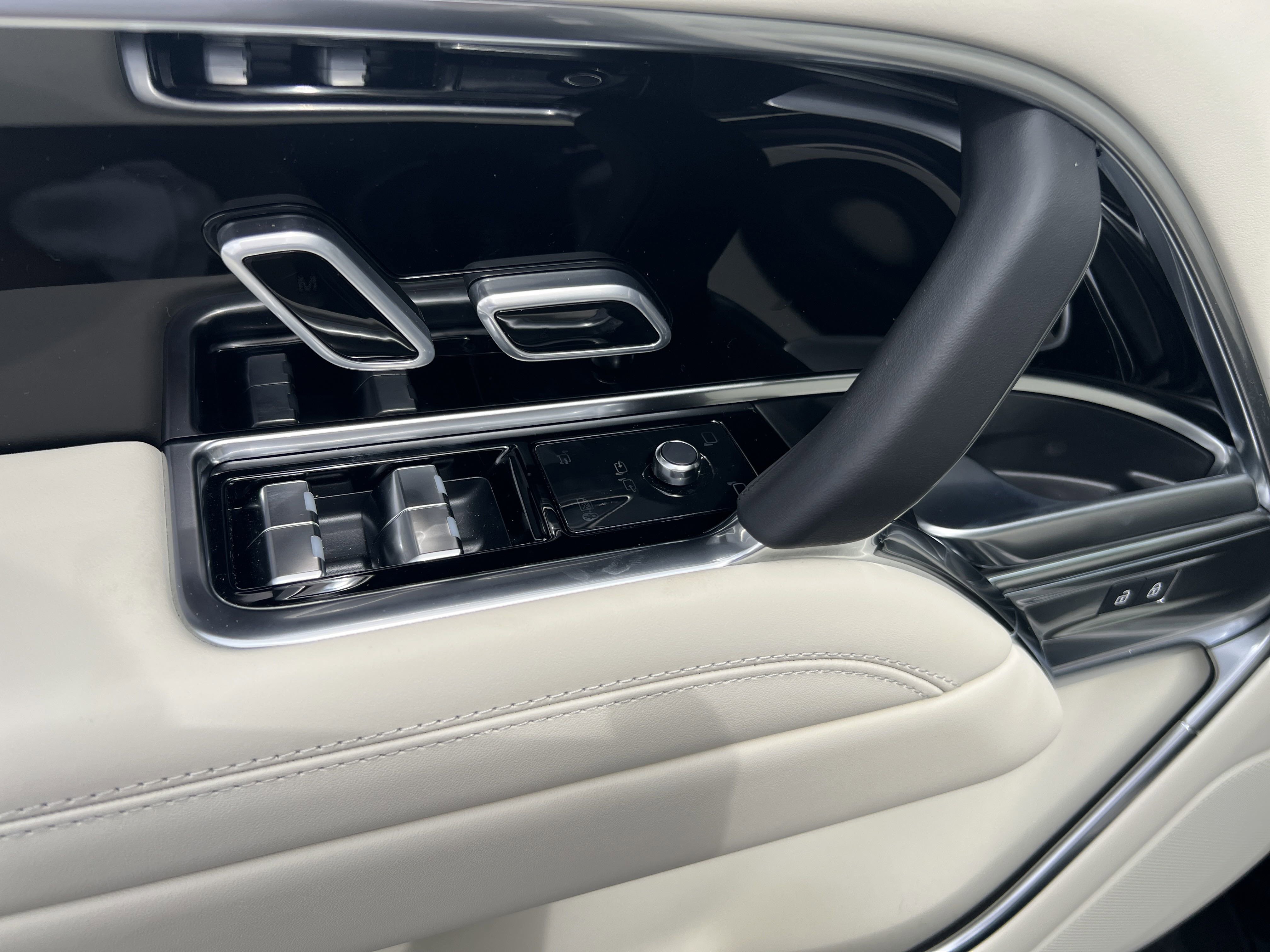 2025 Land Rover Range Rover SE photo 12