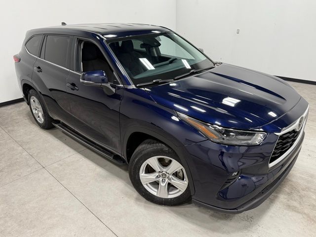 2023 Toyota Highlander LE photo 30