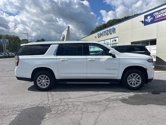 2023 Chevrolet Suburban LT photo 3