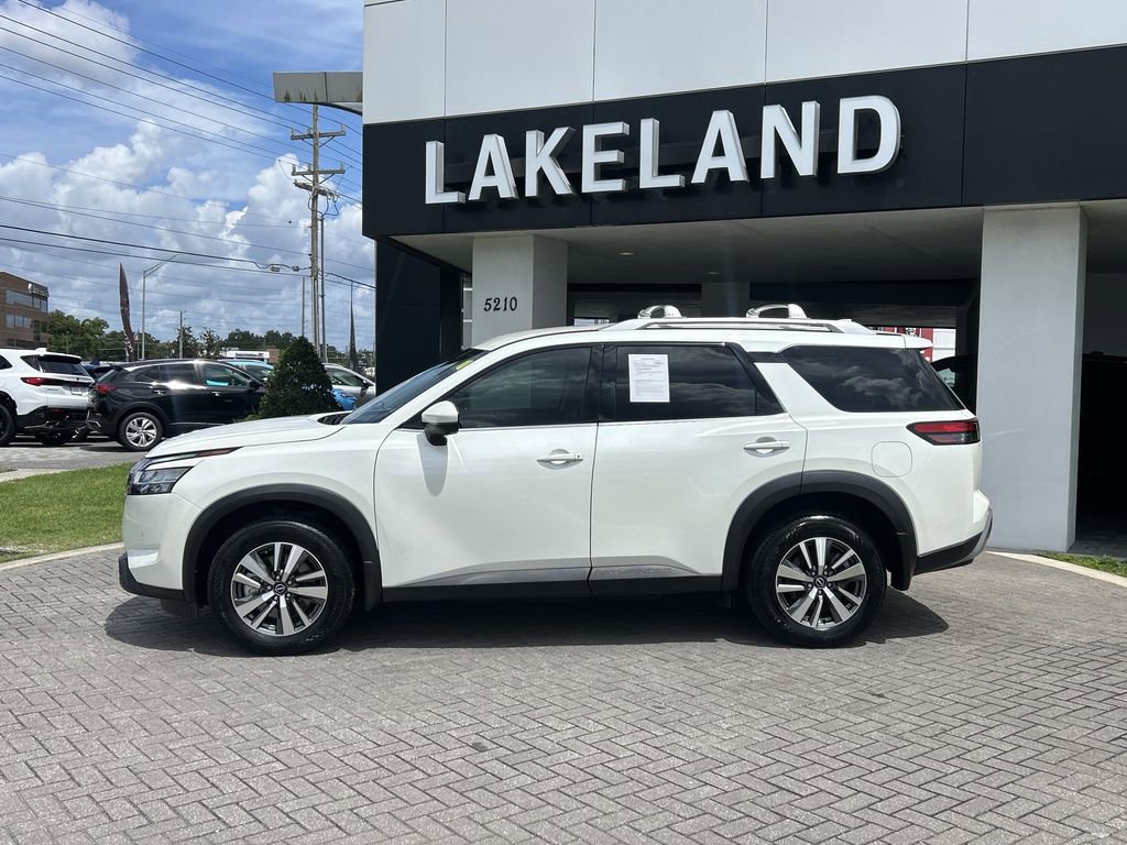 2024 Nissan Pathfinder SL photo 3