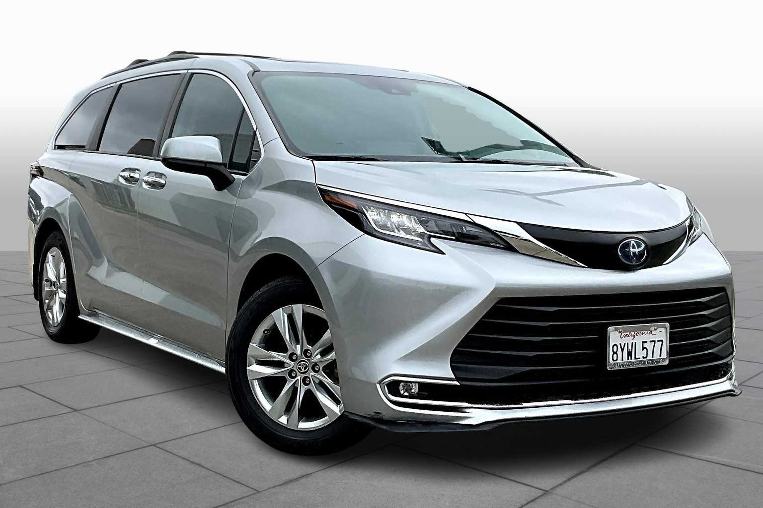2022 Toyota Sienna XLE photo 2