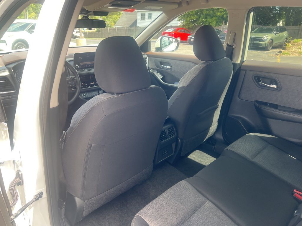 2023 Nissan Rogue SV photo 5