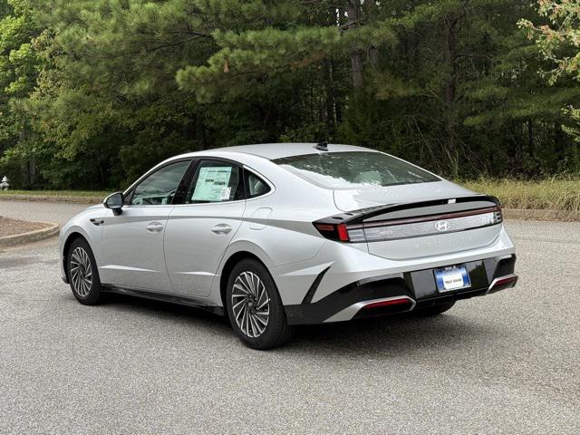 2025 Hyundai Sonata Hybrid SEL photo 2