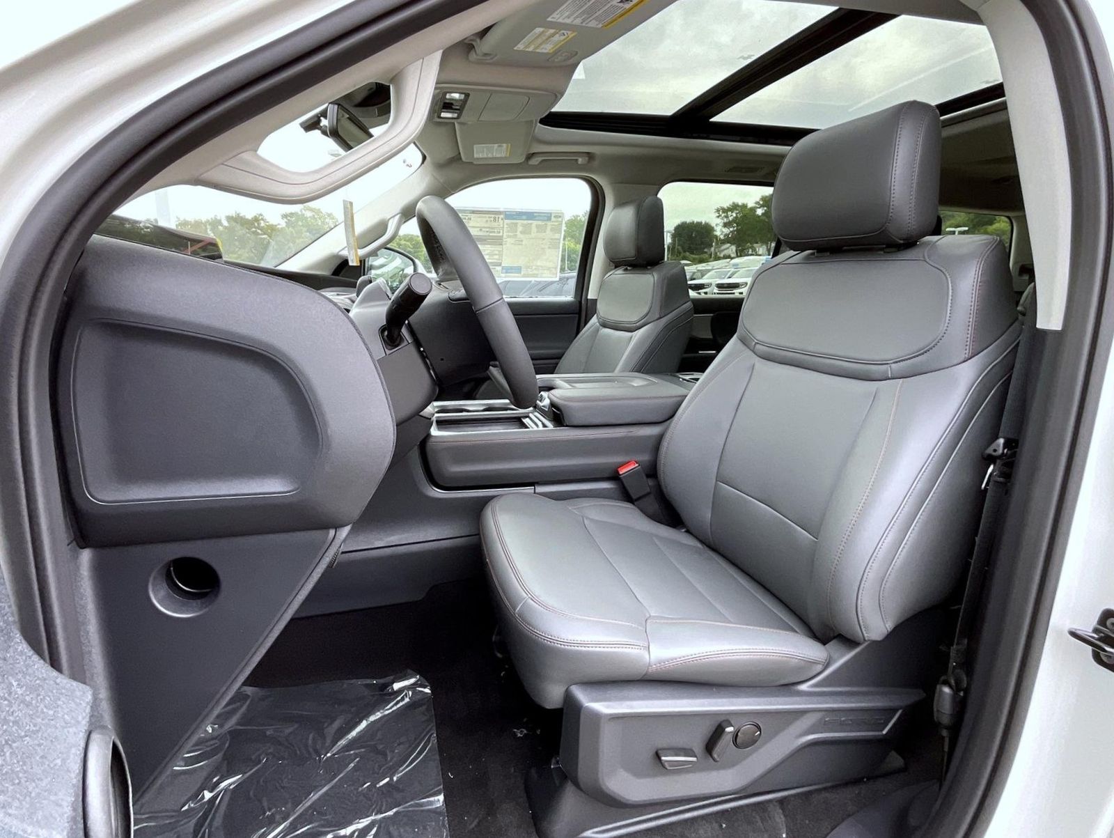 2025 Ford Expedition photo 5