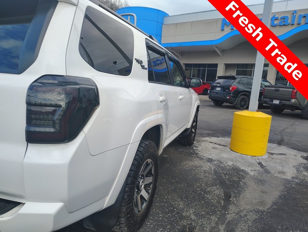 2019 Toyota 4Runner TRD Off-Road Premium photo 3