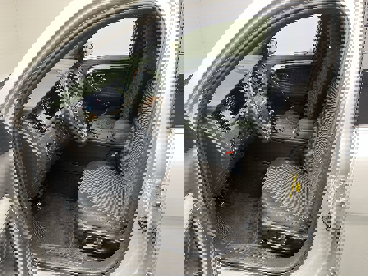 2017 Ford Taurus SEL photo 3