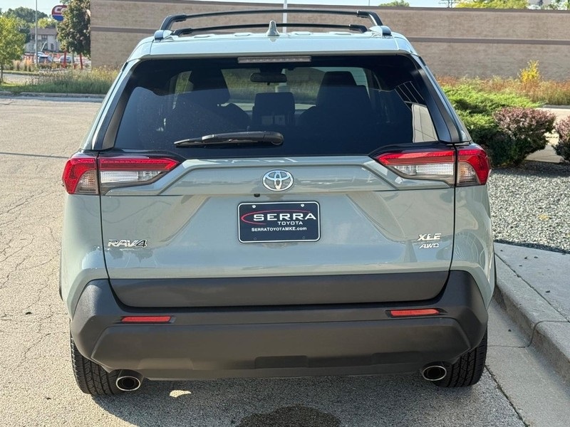 2022 Toyota RAV4 XLE photo 4