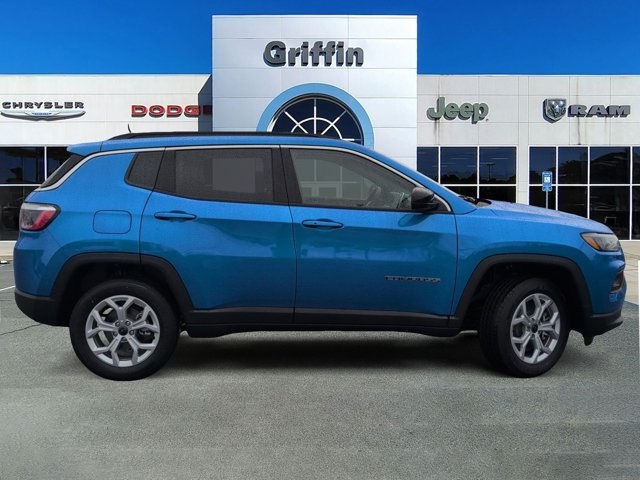 2026 Jeep Compass Latitude photo 2