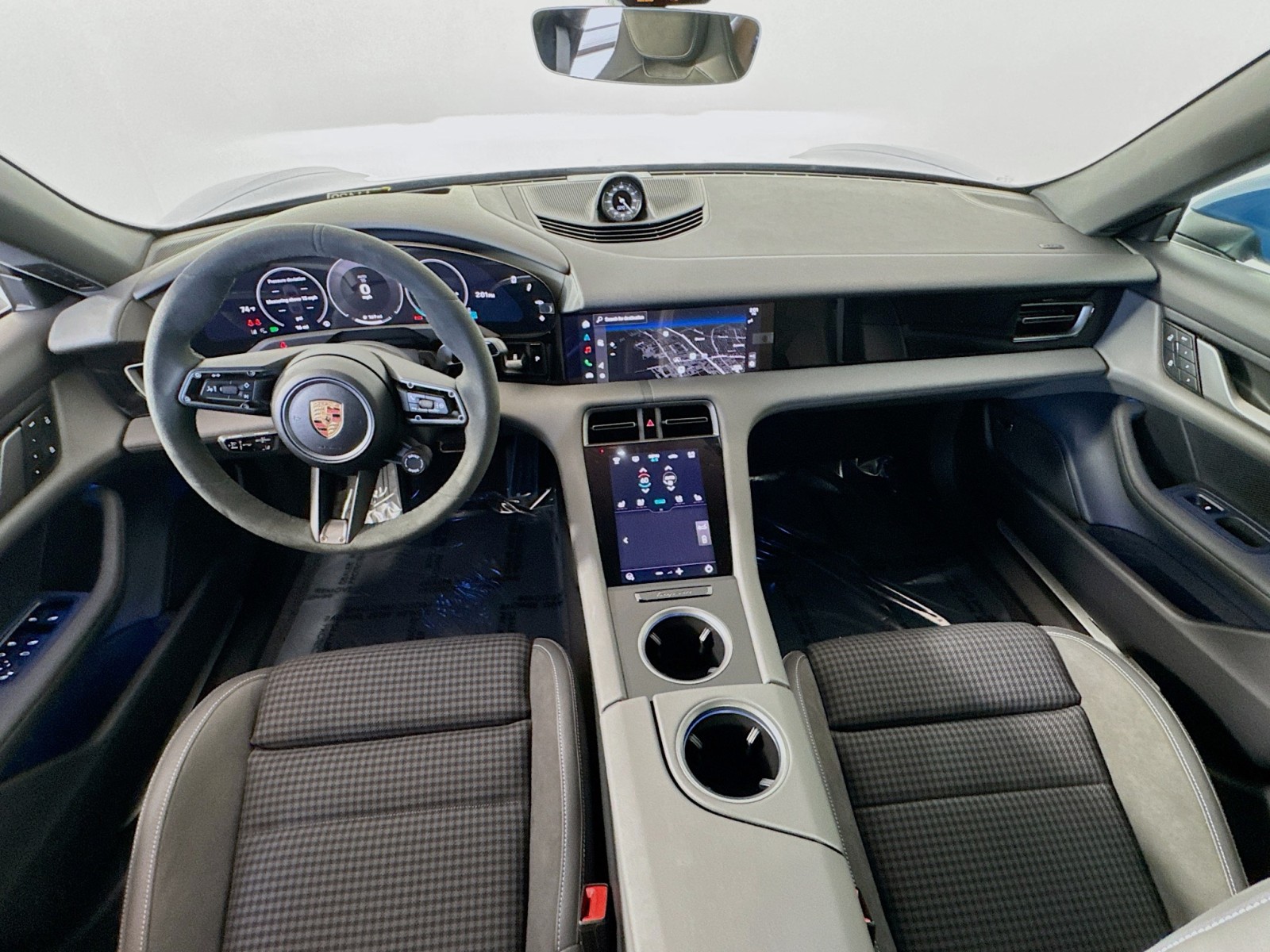 2025 Porsche Taycan photo 21