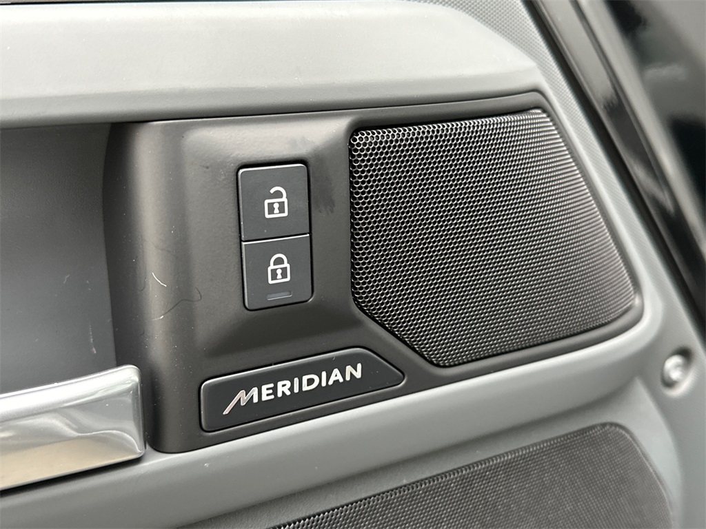 2025 Land Rover Defender 110 S photo 10