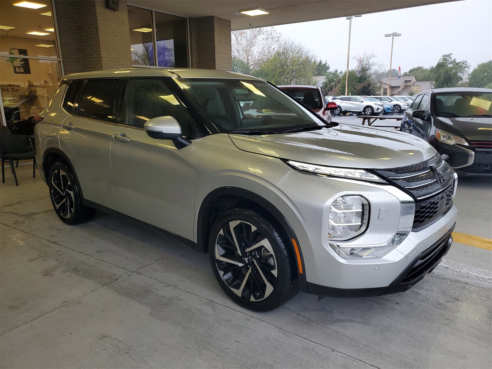 2023 Mitsubishi Outlander SE's photo