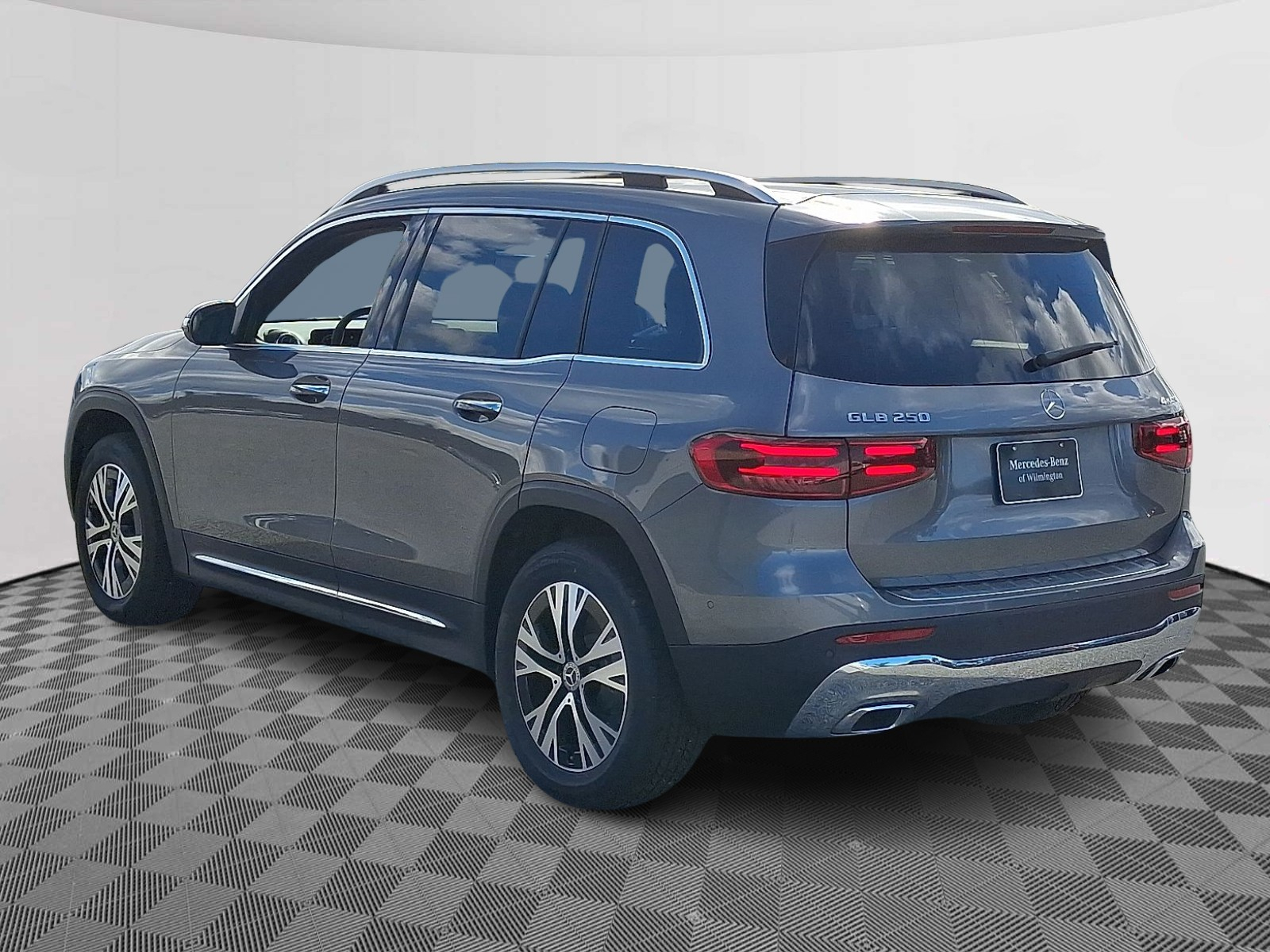2026 Mercedes Benz GLB 250 4MATIC photo 4