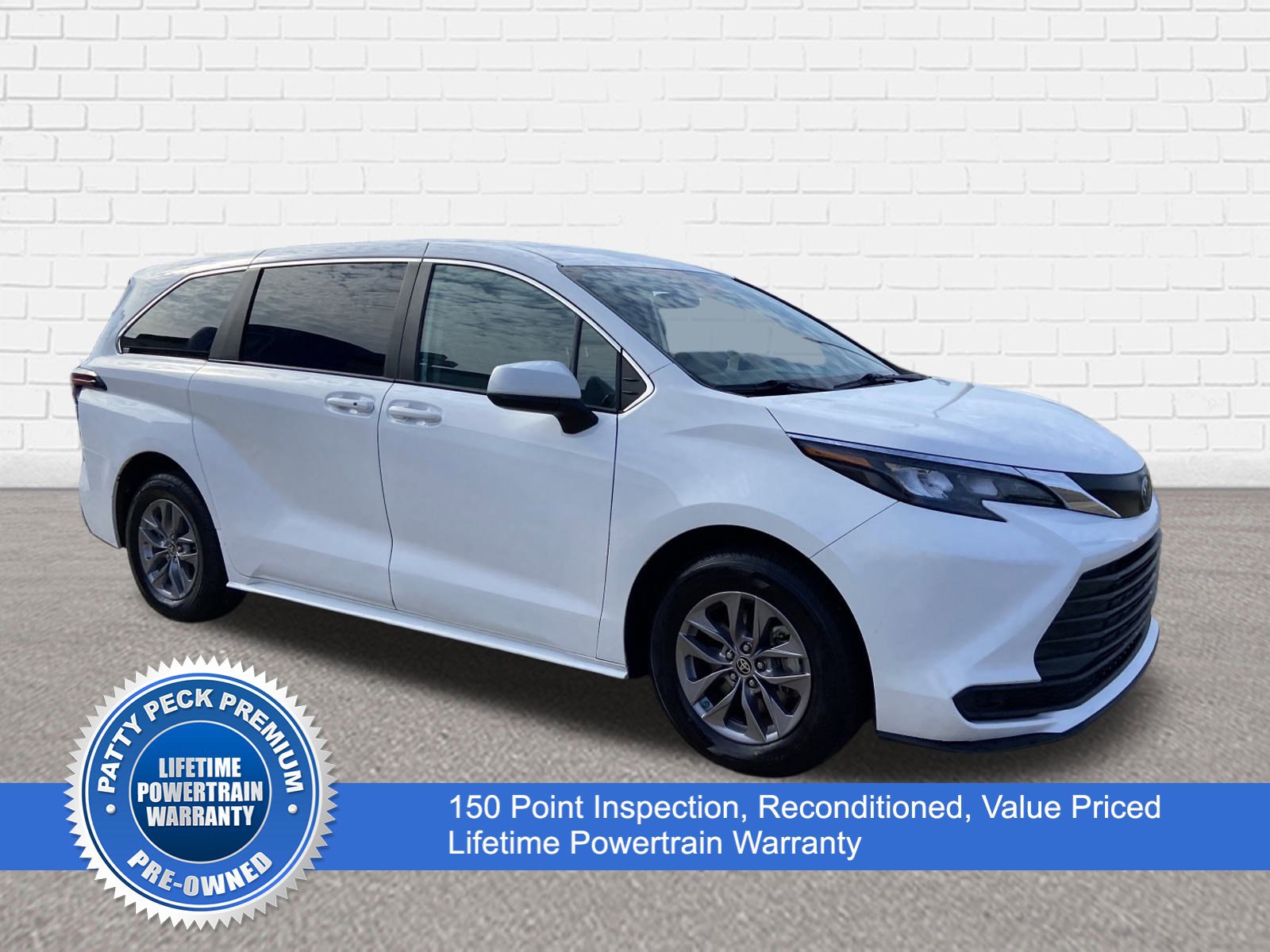 2024 Toyota Sienna LE's photo