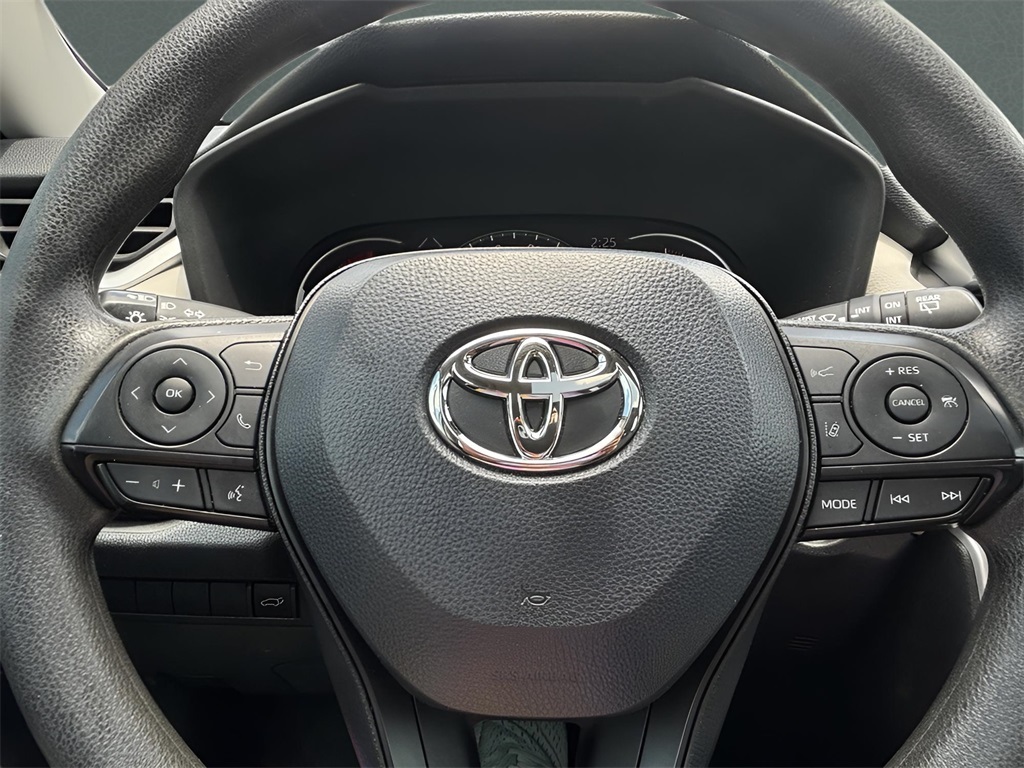 2023 Toyota RAV4 XLE photo 22