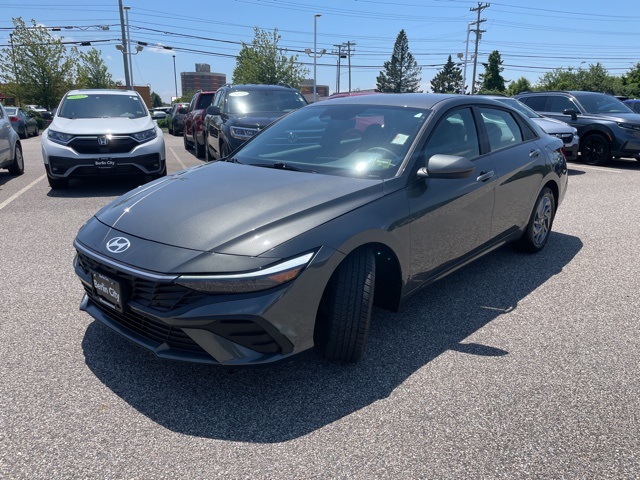 2024 Hyundai Elantra SEL photo 2