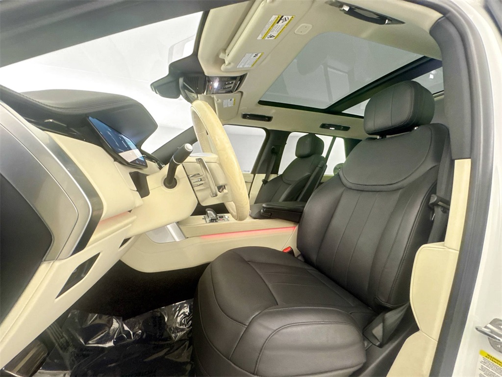 2023 Land Rover Range Rover SE photo 19