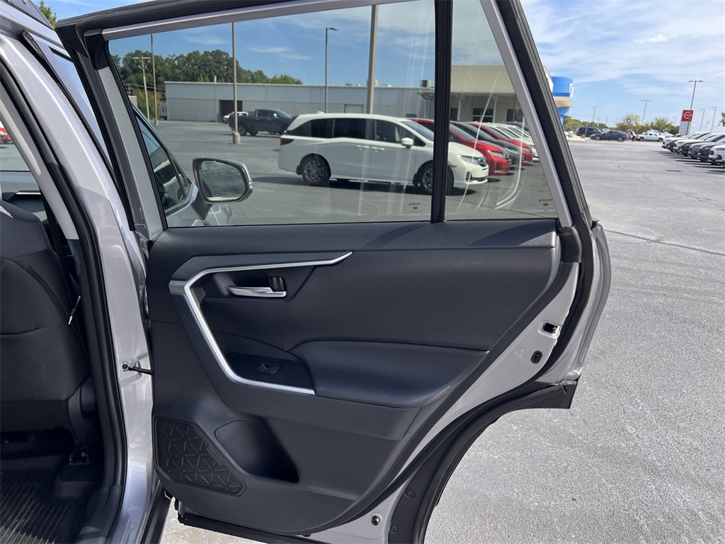 2024 Toyota RAV4 XLE photo 12