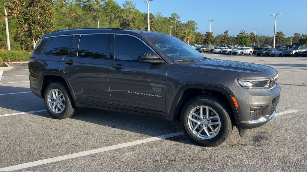 2022 Jeep Grand Cherokee Laredo photo 2