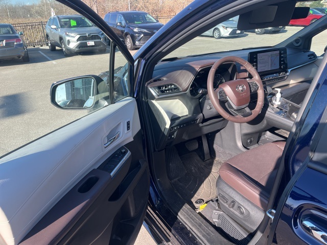 2024 Toyota Sienna Platinum photo 3