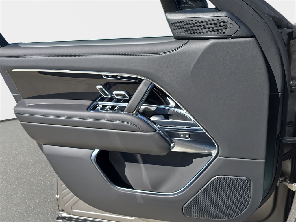 2025 Land Rover Range Rover SE photo 23
