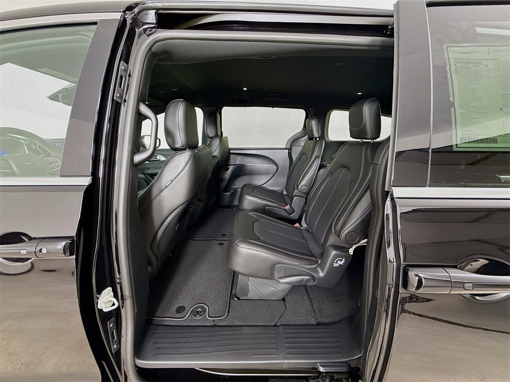 2025 Chrysler Pacifica photo 22