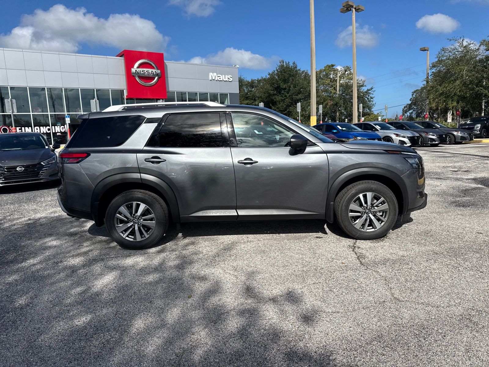 2025 Nissan Pathfinder SL photo 2