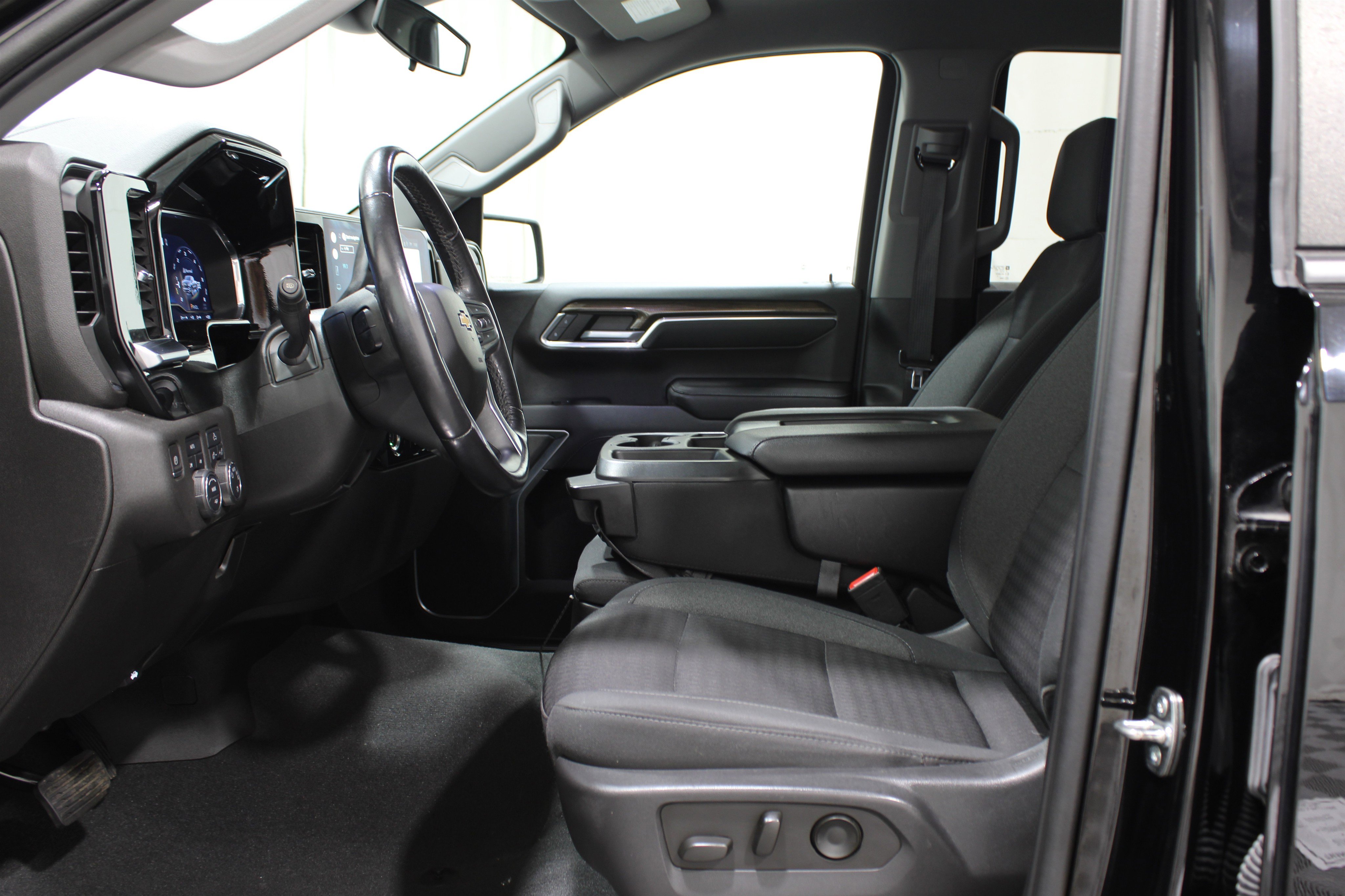 2022 Chevrolet Silverado 1500 LT photo 3