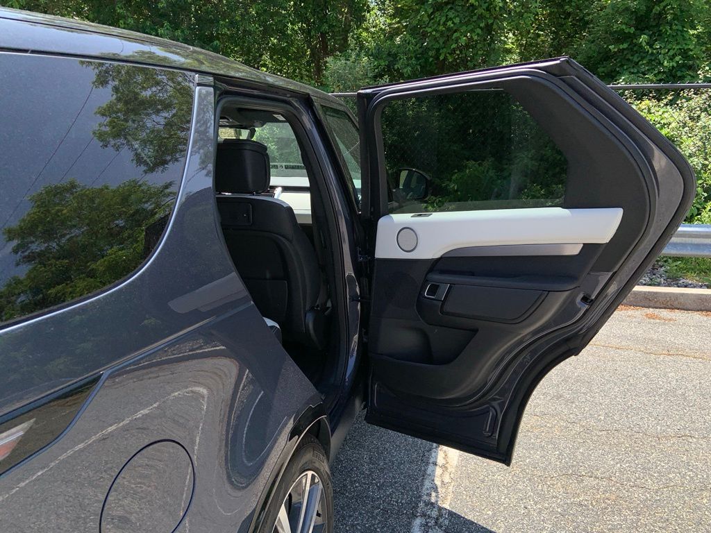 2024 Land Rover Discovery SE photo 19