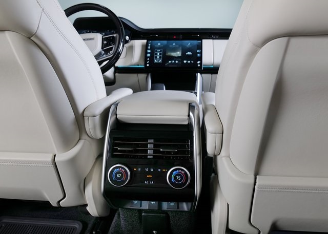 2025 Land Rover Range Rover SE photo 4