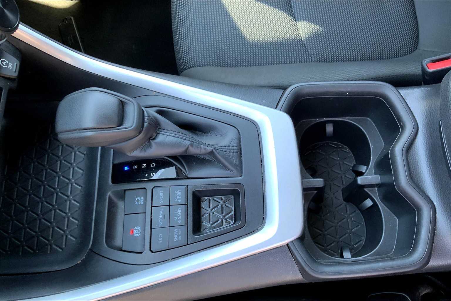 2024 Toyota RAV4 LE photo 13