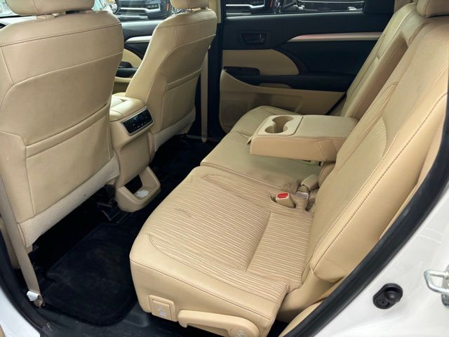 2015 Toyota Highlander LE Plus photo 4