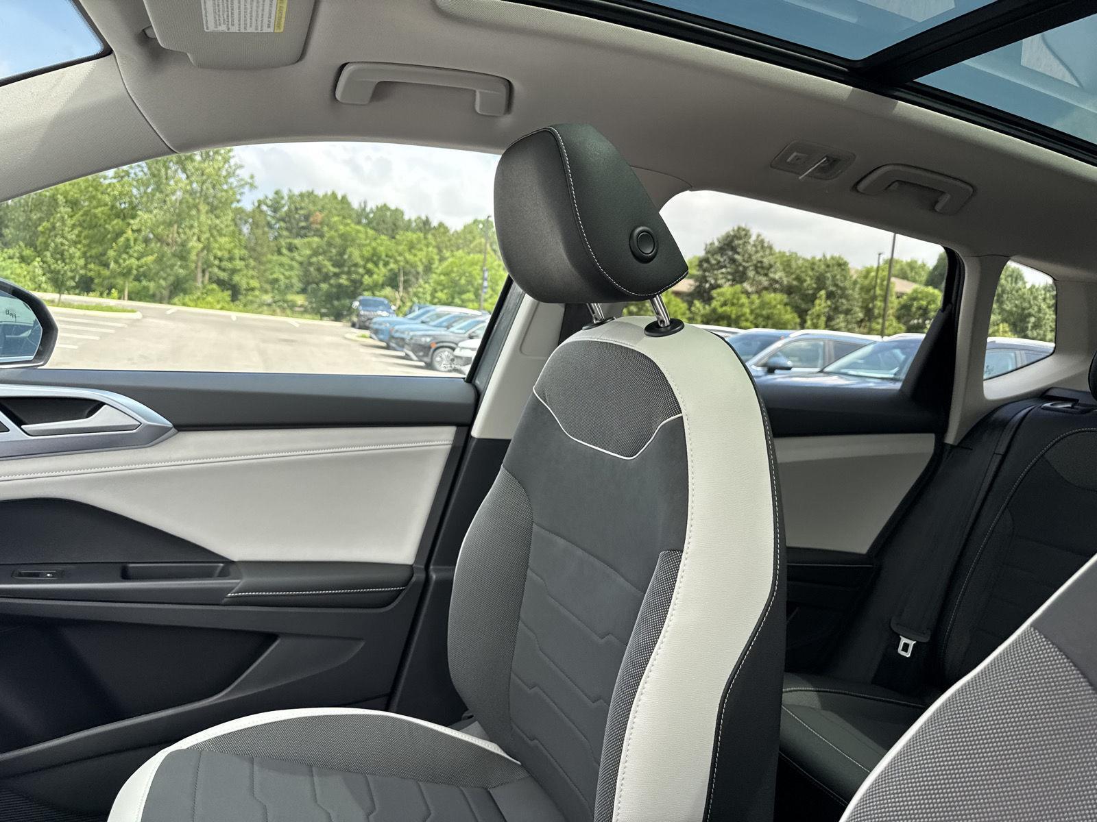 2025 Volkswagen Taos SE photo 12