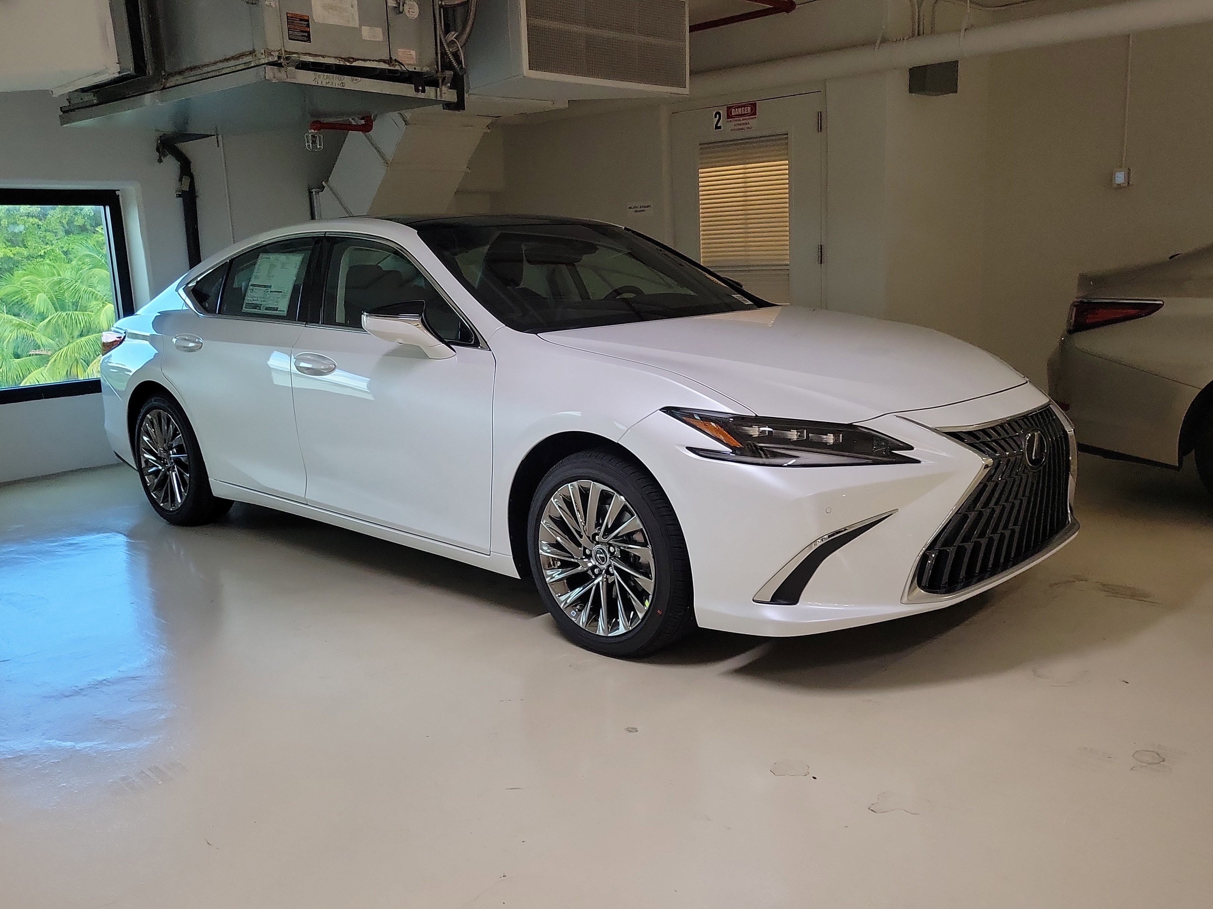 2025 Lexus ES 350 Ultra Luxury's photo