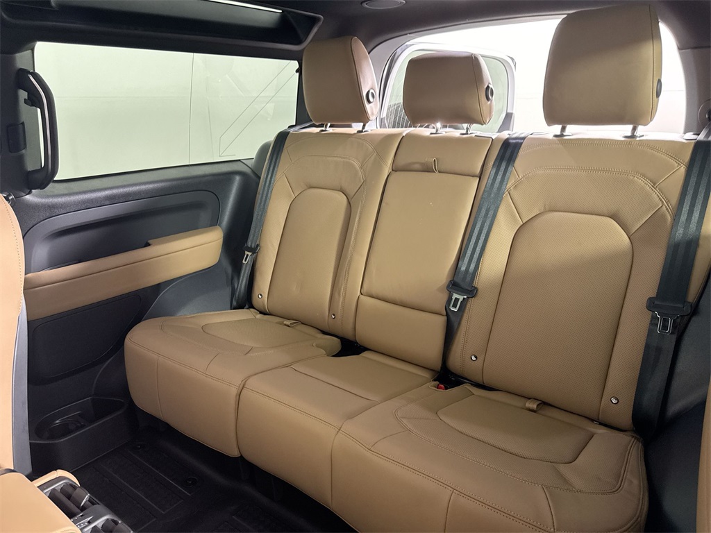 2025 Land Rover Defender 90 X-Dynamic SE photo 16