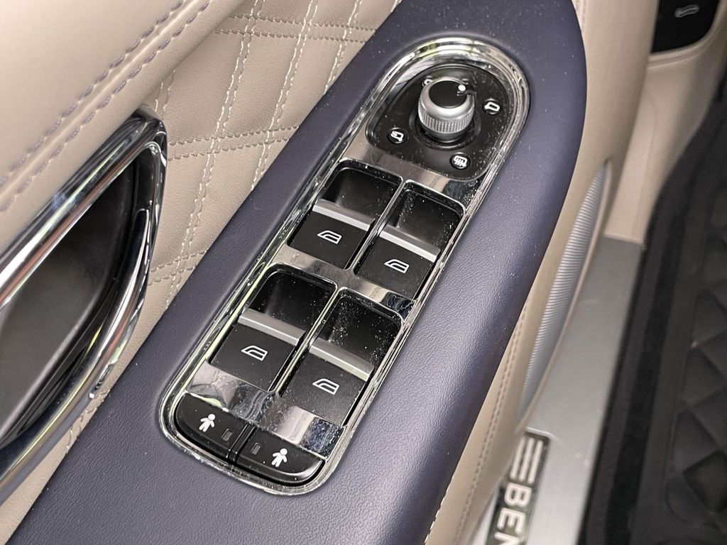 2022 Bentley Bentayga V8 photo 35