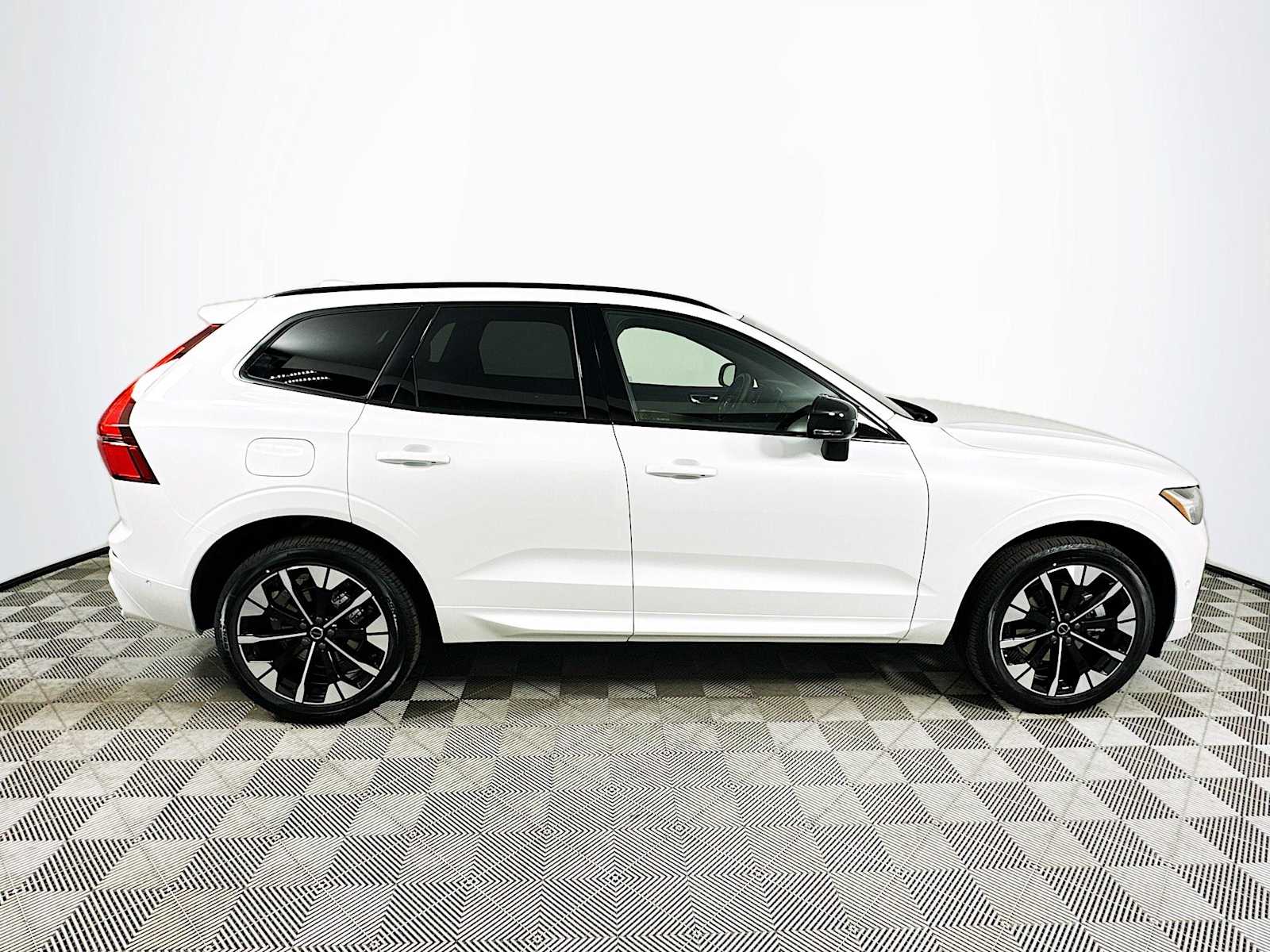 2026 Volvo XC60 B5 Plus photo 8