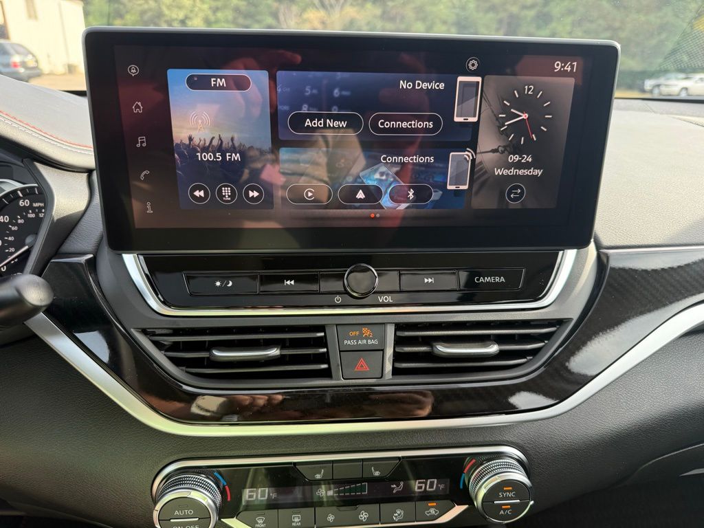 2025 Nissan Altima SR photo 17