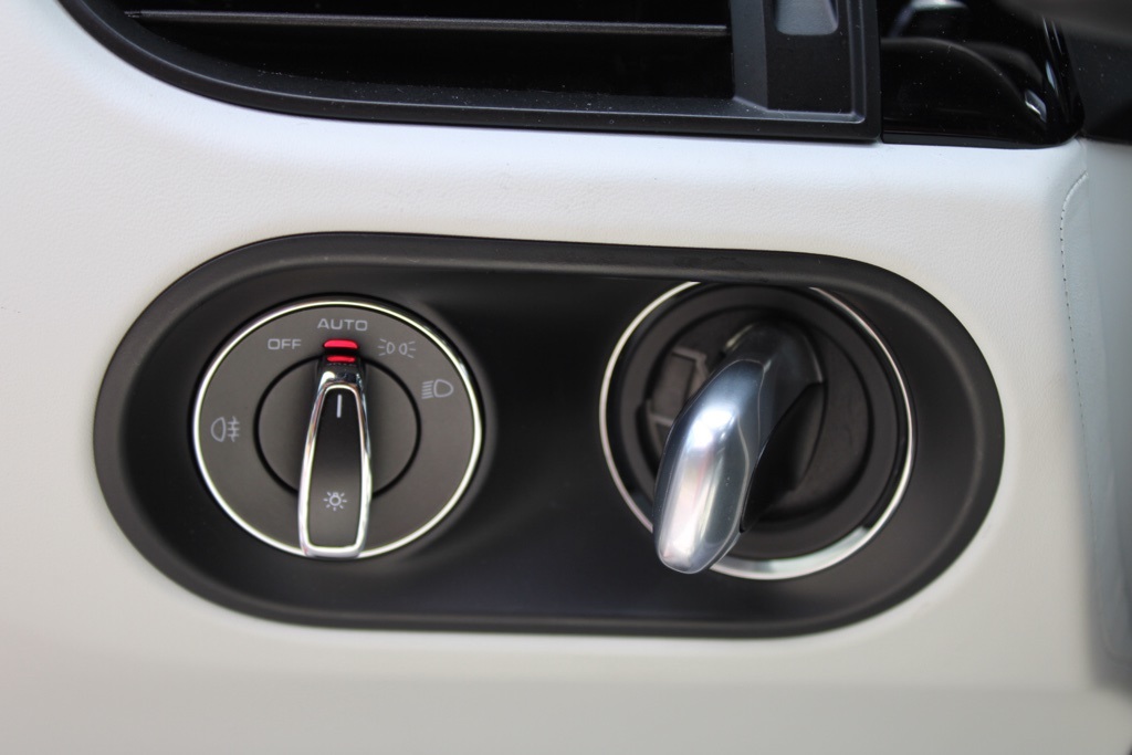 2025 Porsche Macan T photo 16