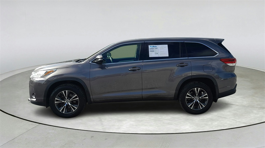 2018 Toyota Highlander LE photo 4