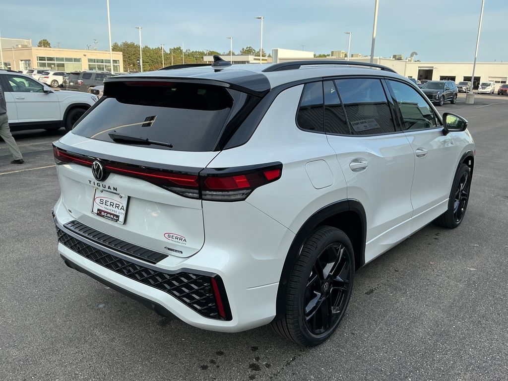 2025 Volkswagen Tiguan SE R-Line Black photo 4