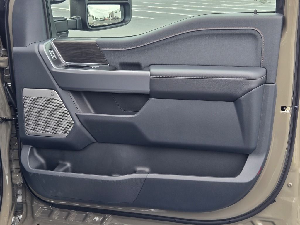 2025 Ford F-150 Lariat photo 4