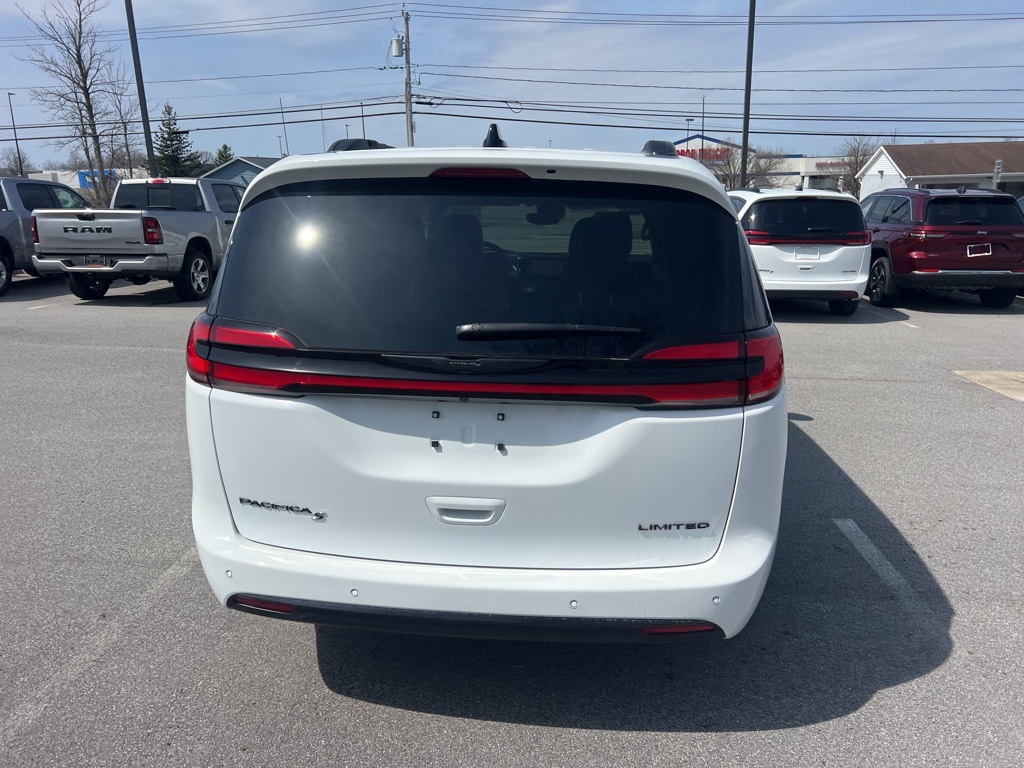 2024 Chrysler Pacifica Limited photo 4