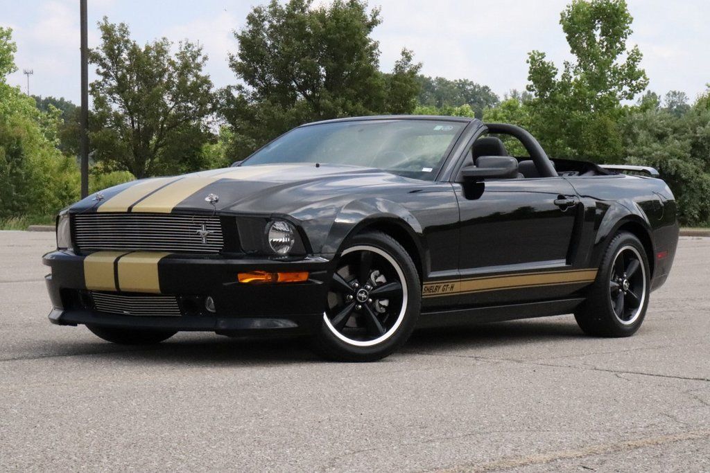 2007 Ford Mustang Convertible photo 2