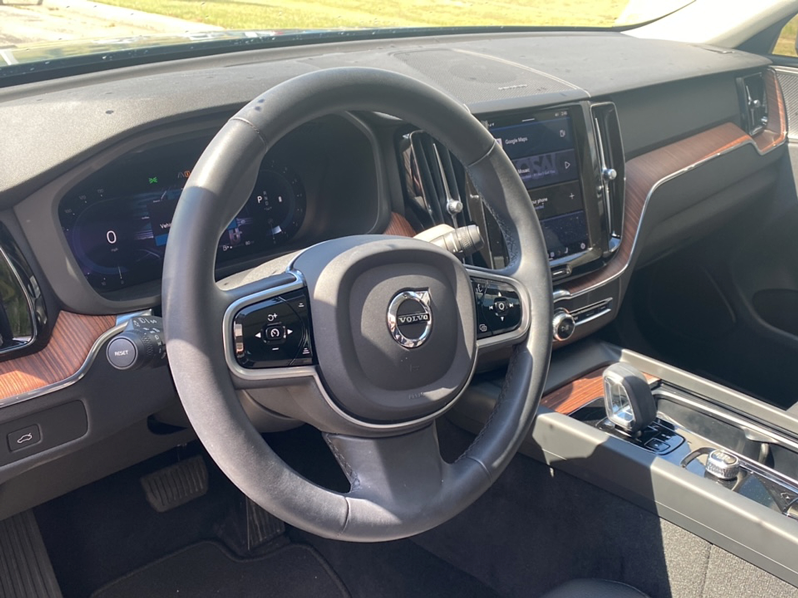 2023 Volvo XC60 B5 Plus photo 2