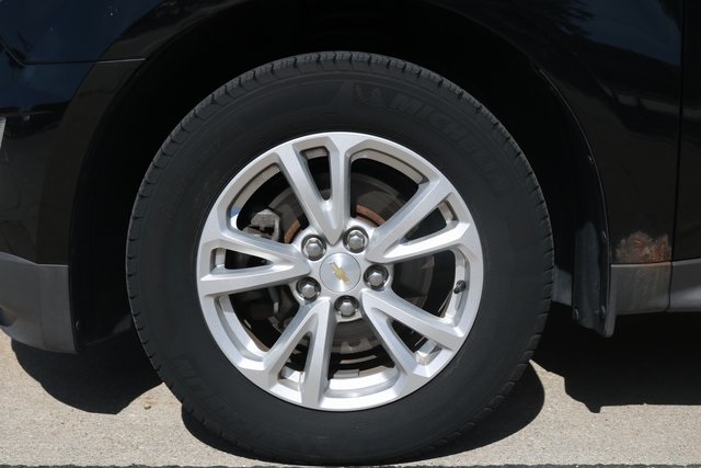 2017 Chevrolet Equinox LT photo 2